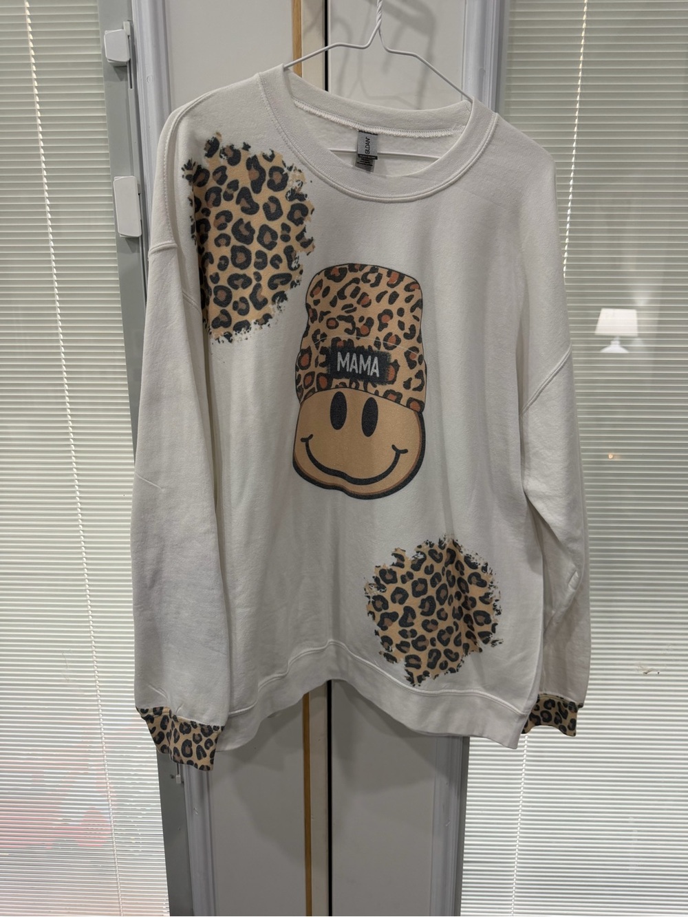 Gildan Cream Sweatshirt with Leopard Smiley 'MAMA' Graphic